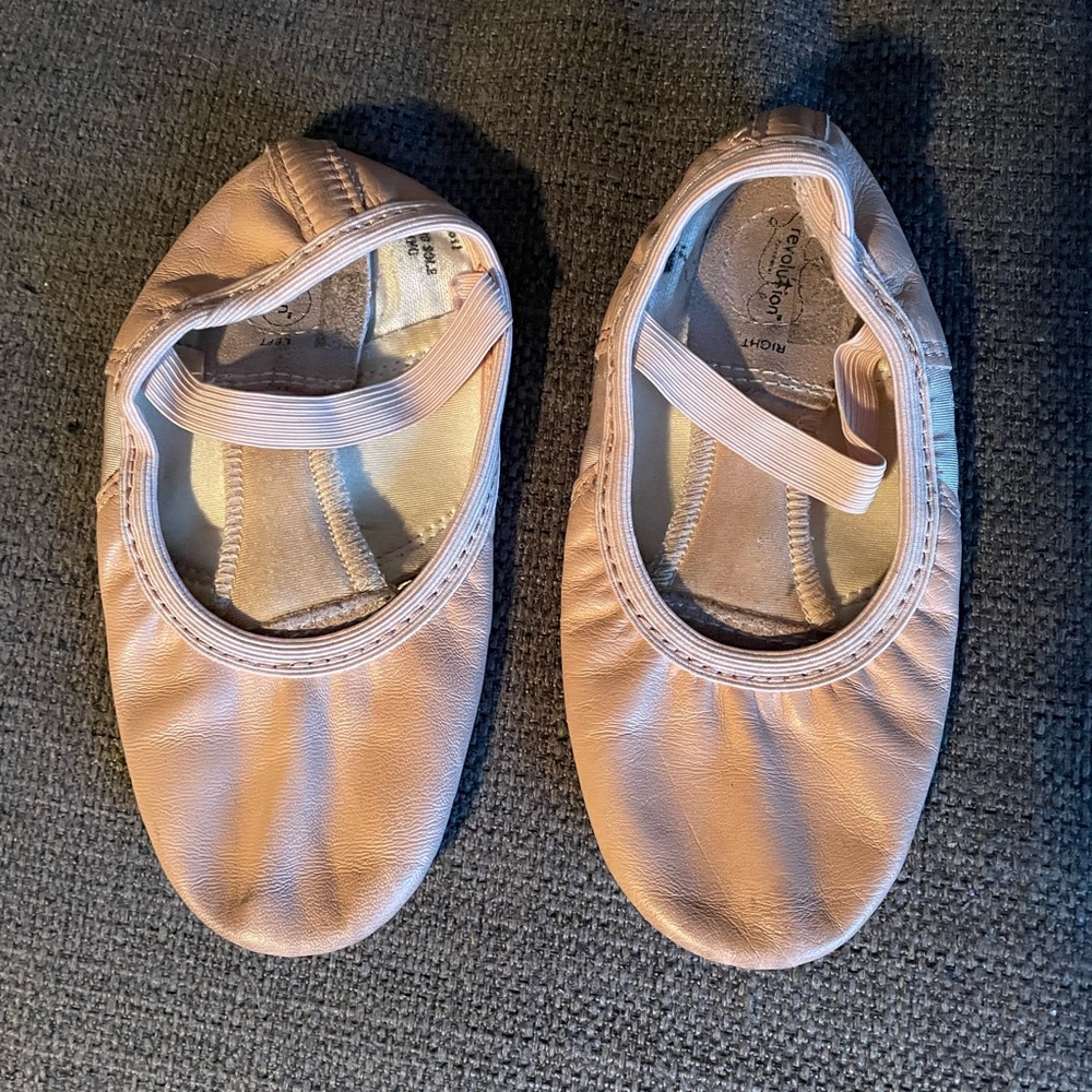 🌹🌹Revolution little girls ballet shoes size 1M